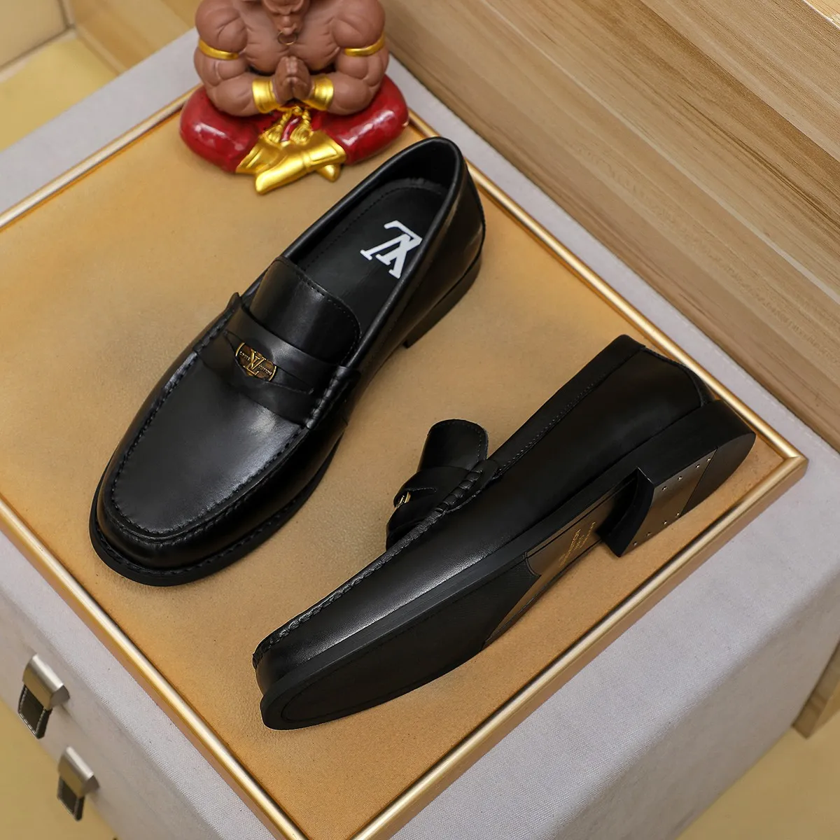 Men's shoes 460 💰 Louis Vuitton LV ® 🆕 model 🔛 full shoe counter, first layer cowhide, 🐂leather lining casual shoes for men, super soft outsole, a must-have for driving. Synchronized with the counter, original first layer cowhide, completely 1:1 mold customization 🌹 top version, color optional! Number: 38-44 (45.46 customized)